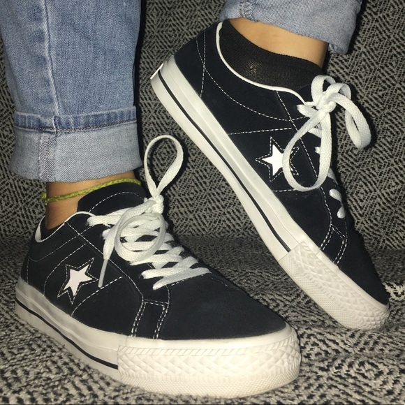 converse all black on feet